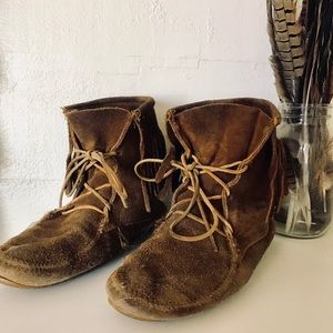 Women's Size 8 Minnetonka Suede Fringe